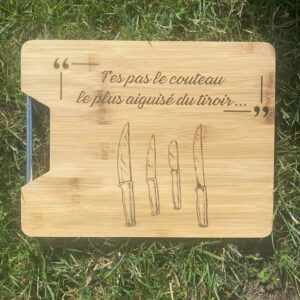 Planche à découper en bois avec gravure