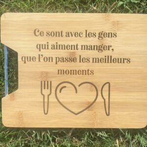 Planche à découper en bois avec gravure