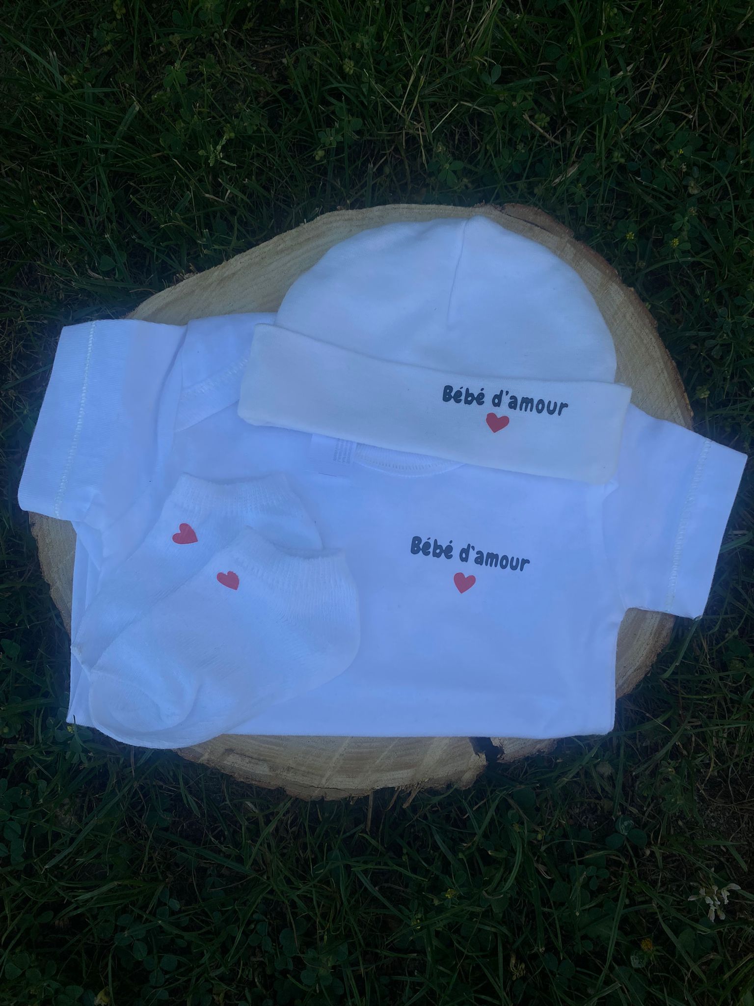 Coffret bébé avec bonnet, body et chaussettes floqués