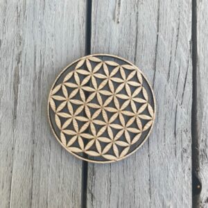Fleur de vie en bois gravée avec précision