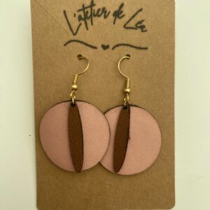 Boucle d'oreille rond rose et pétale marron sur le devant en cuir et acier inoxydable