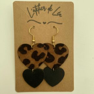 Boucles d'oreilles en cuir véritable et acier inoxydable, fabriquées artisanalement. Chaque pièce est unique avec des variations naturelles de couleur et de texture.