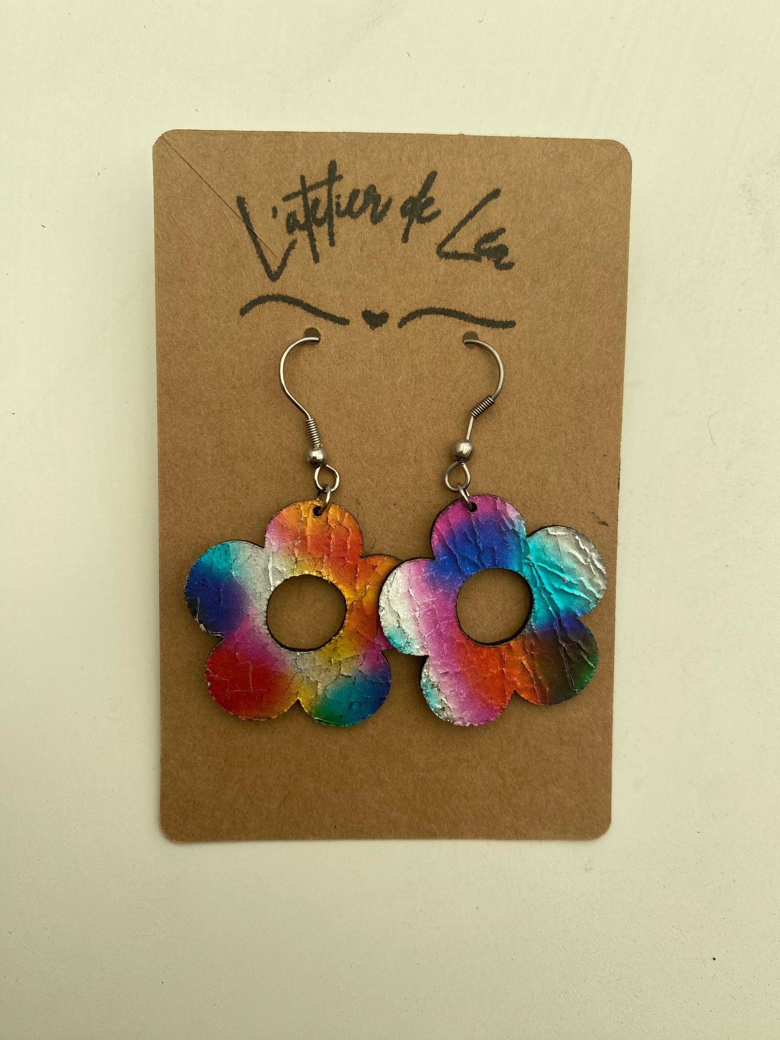 Boucles d'oreilles en forme d fleur,en cuit monté sur acier inoxydable, motif taches d'aquarelle multicolore