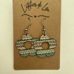 Boucles d'oreilles en cuir monté sur un bijou en acier inoxydable en forme de feur rayés