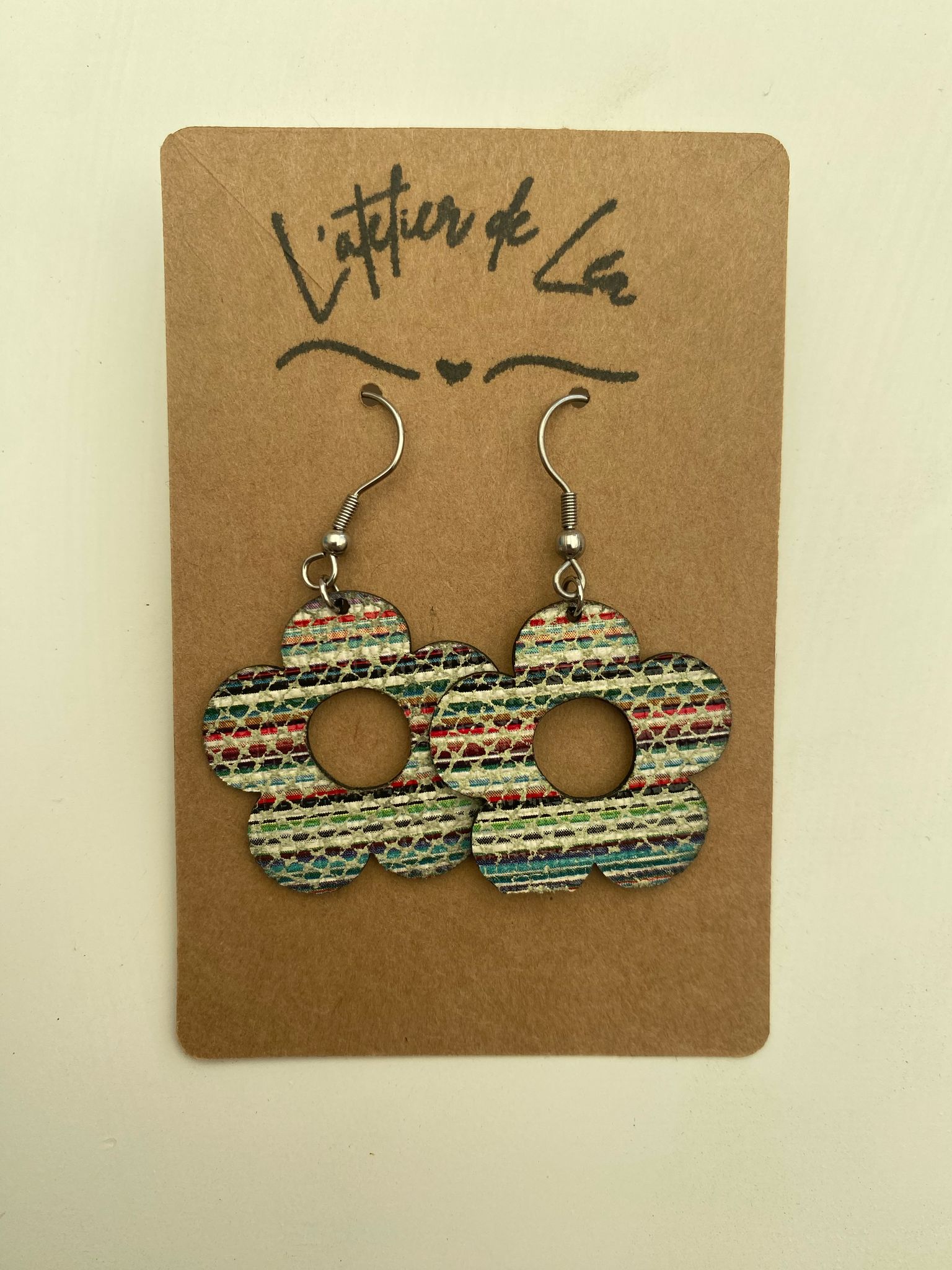 Boucles d'oreilles en cuir monté sur un bijou en acier inoxydable en forme de feur rayés