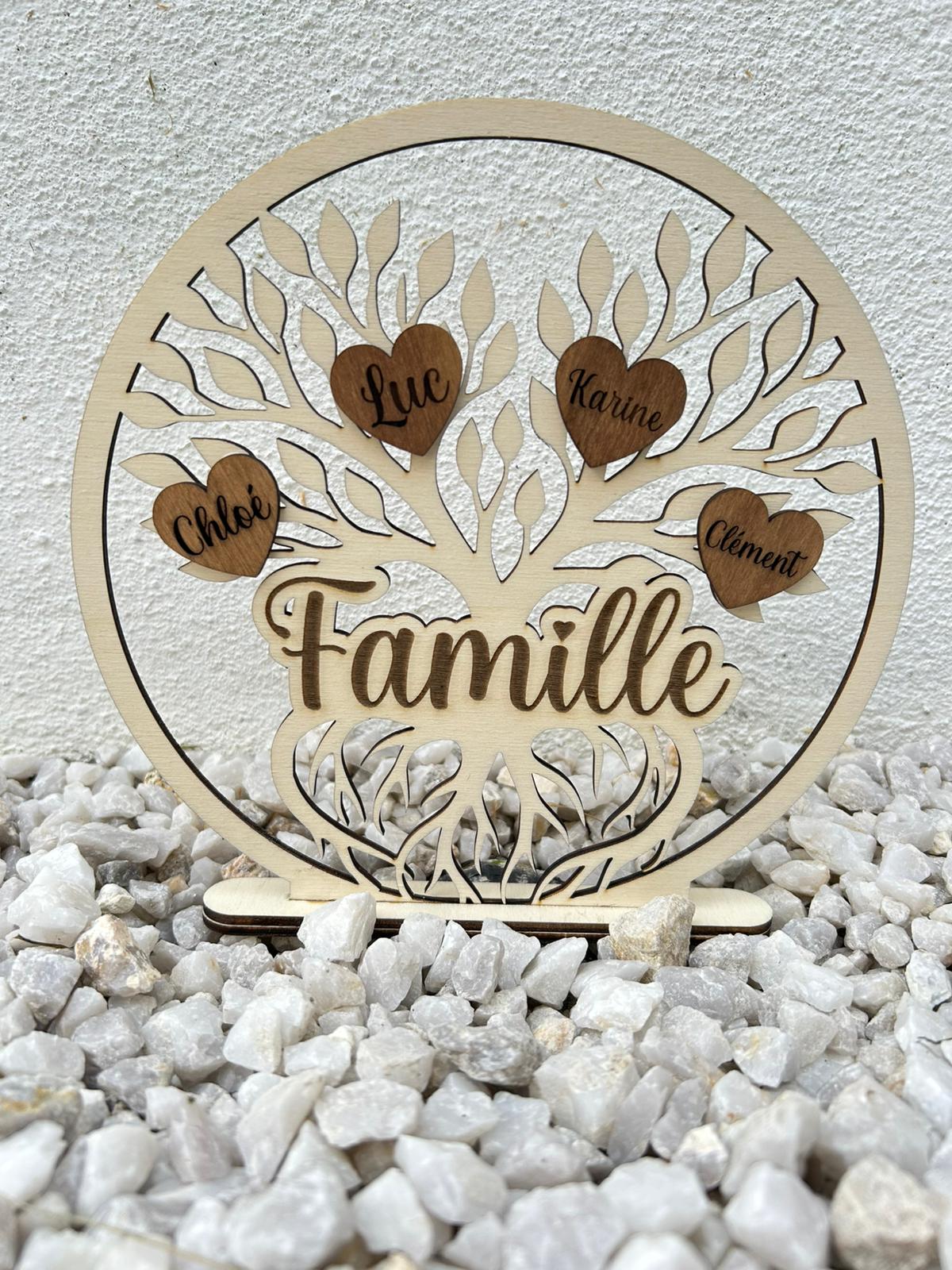 Arbre de vie personnalisé en bois avec prénoms gravés sur cœurs et mot famille
