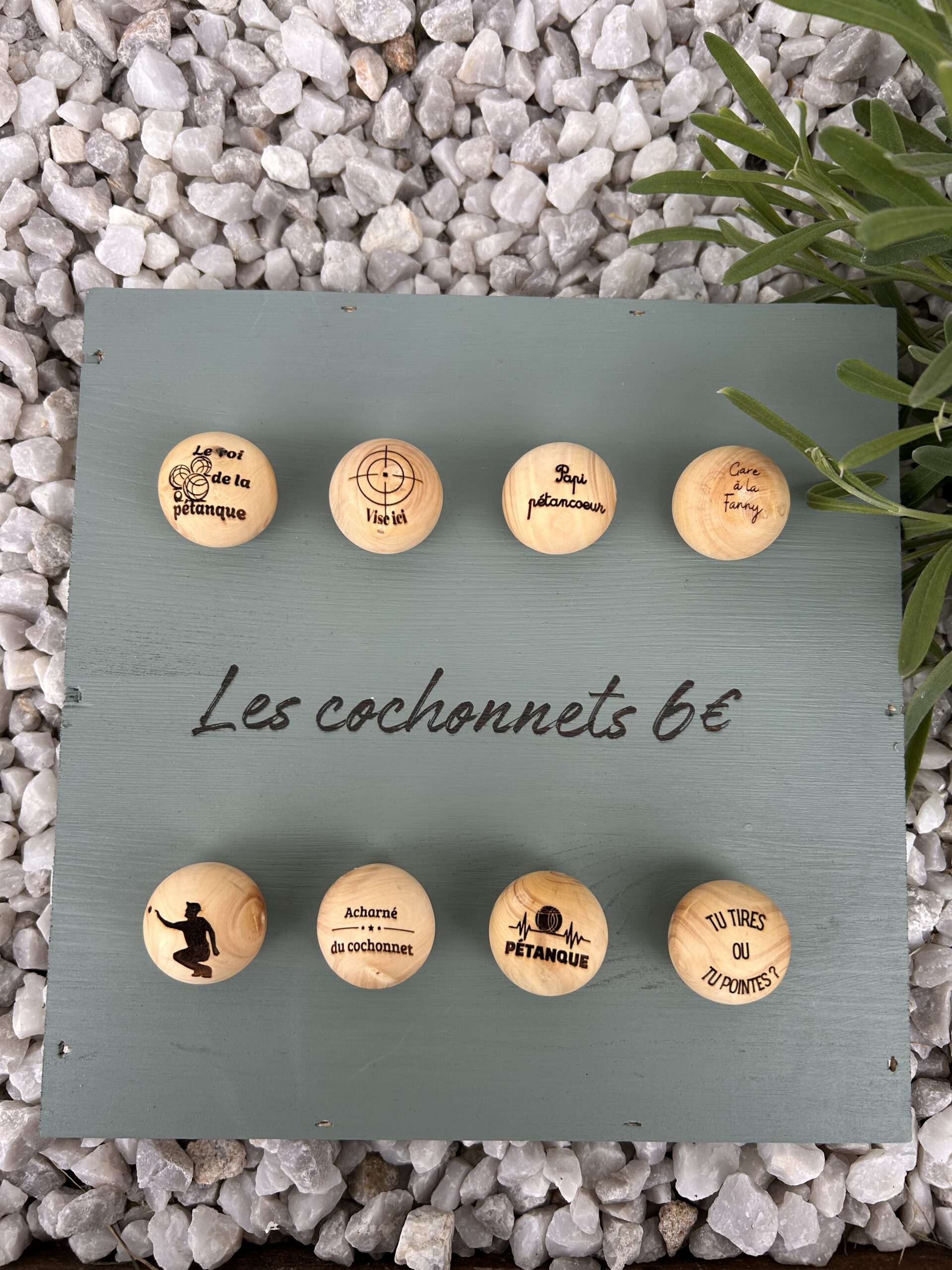 Cochonnets artisanaux en bois de buis du Jura gravés